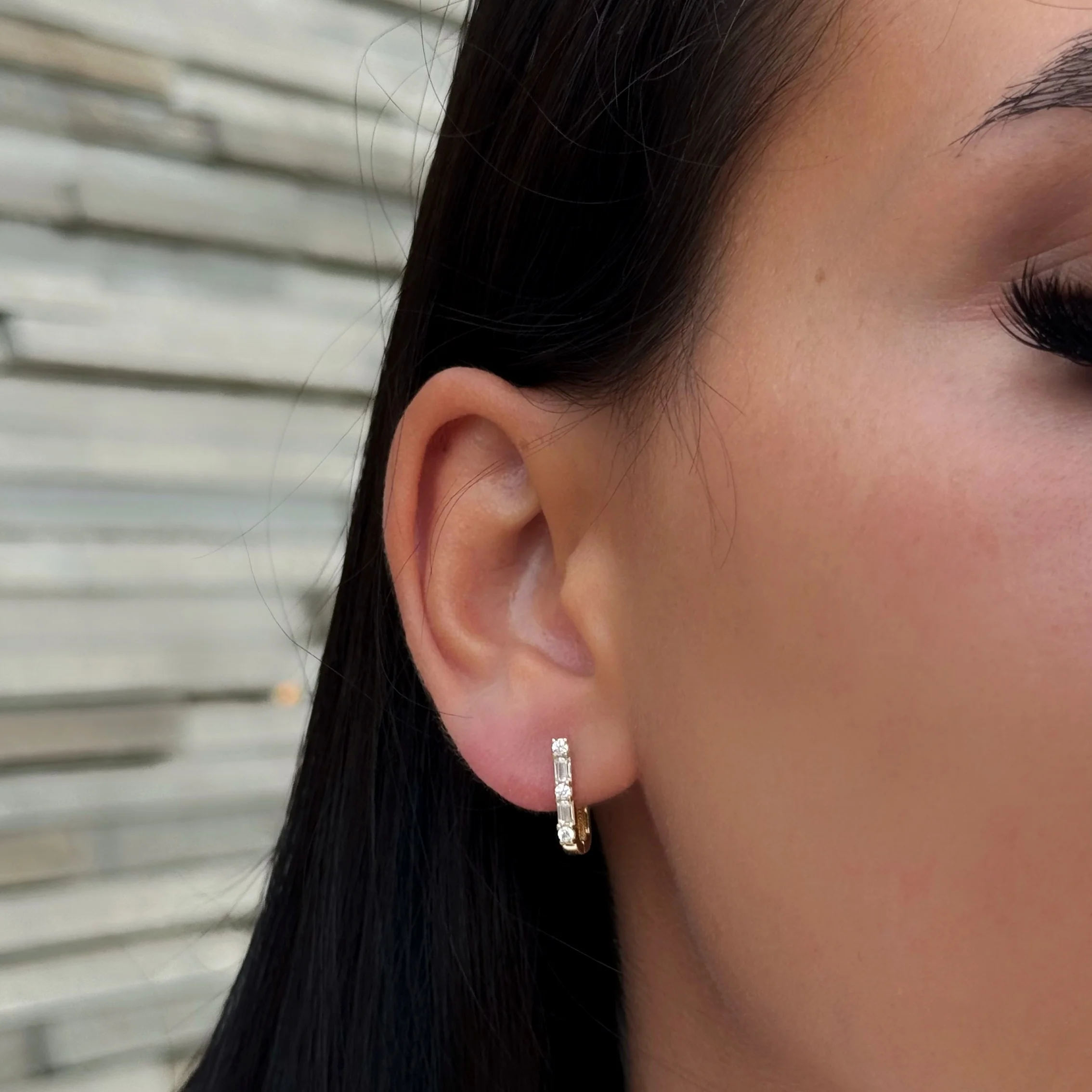 Baguette Creolen aus 585er Gold mit funkelndem Baguette-Schliff Zirkonia – luxuriöse Eleganz für stilvolle Looks.