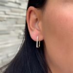 Zirkonia Line Creolen aus 585er Gold mit funkelnder Zirkonia-Reihe – luxuriöse Eleganz für stilvolle Looks.