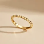 Orbs Ring aus 585er Gold mit filigranen Gold-Orbs – stilvolle Eleganz für einen luxuriösen Look.
