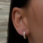 Radiant Bond Creolen aus 585er Gold mit funkelndem Design – luxuriöse Eleganz für stilbewusste Looks.