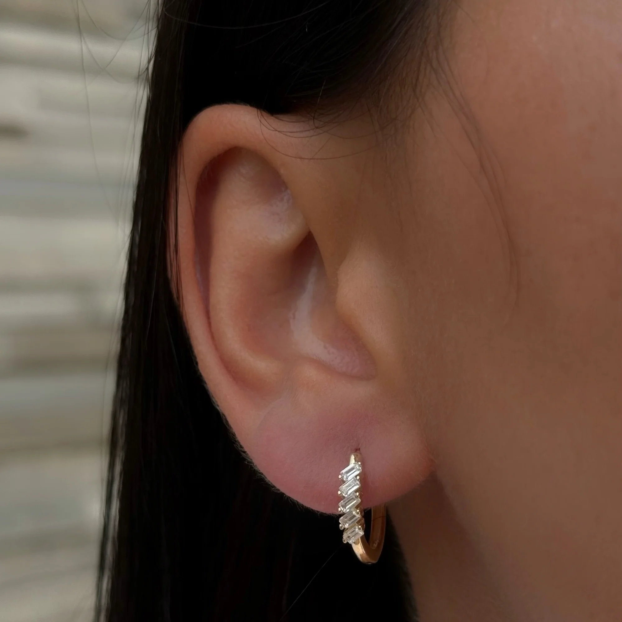 Radiant Bond Creolen aus 585er Gold mit funkelndem Design – luxuriöse Eleganz für stilbewusste Looks.