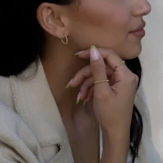 Orbs Creolen aus 585er Gold mit filigranen Gold-Orbs – luxuriöse Eleganz für stilvolle Looks.