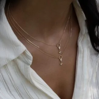 Eye Halskette Weiss aus 585er Gold mit schützendem Nazar-Anhänger & funkelndem Zirkonia – stilvolle Eleganz mit spiritueller Bedeutung.