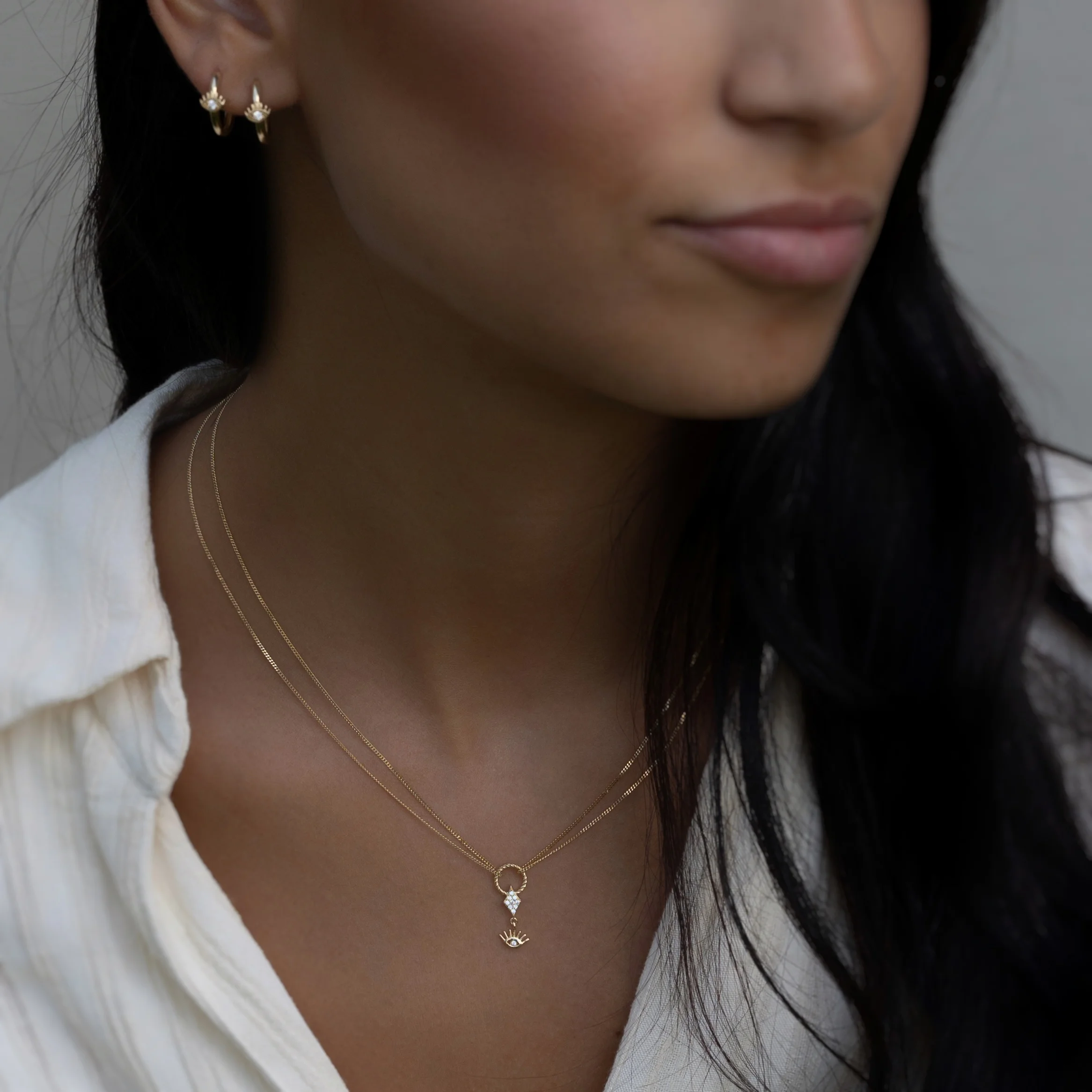 Eye Creolen aus 585er Gold mit funkelndem Schutzsymbol – stilvolle Eleganz mit spiritueller Bedeutung.