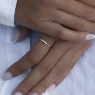 Zirkonia Linie Ring aus 585er Gold mit funkelnder Zirkonia-Reihe – luxuriöse Eleganz für stilvolle Looks.