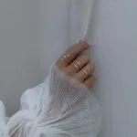 Zirkonia Linie Ring aus 585er Gold mit funkelnder Zirkonia-Reihe – luxuriöse Eleganz für stilvolle Looks.