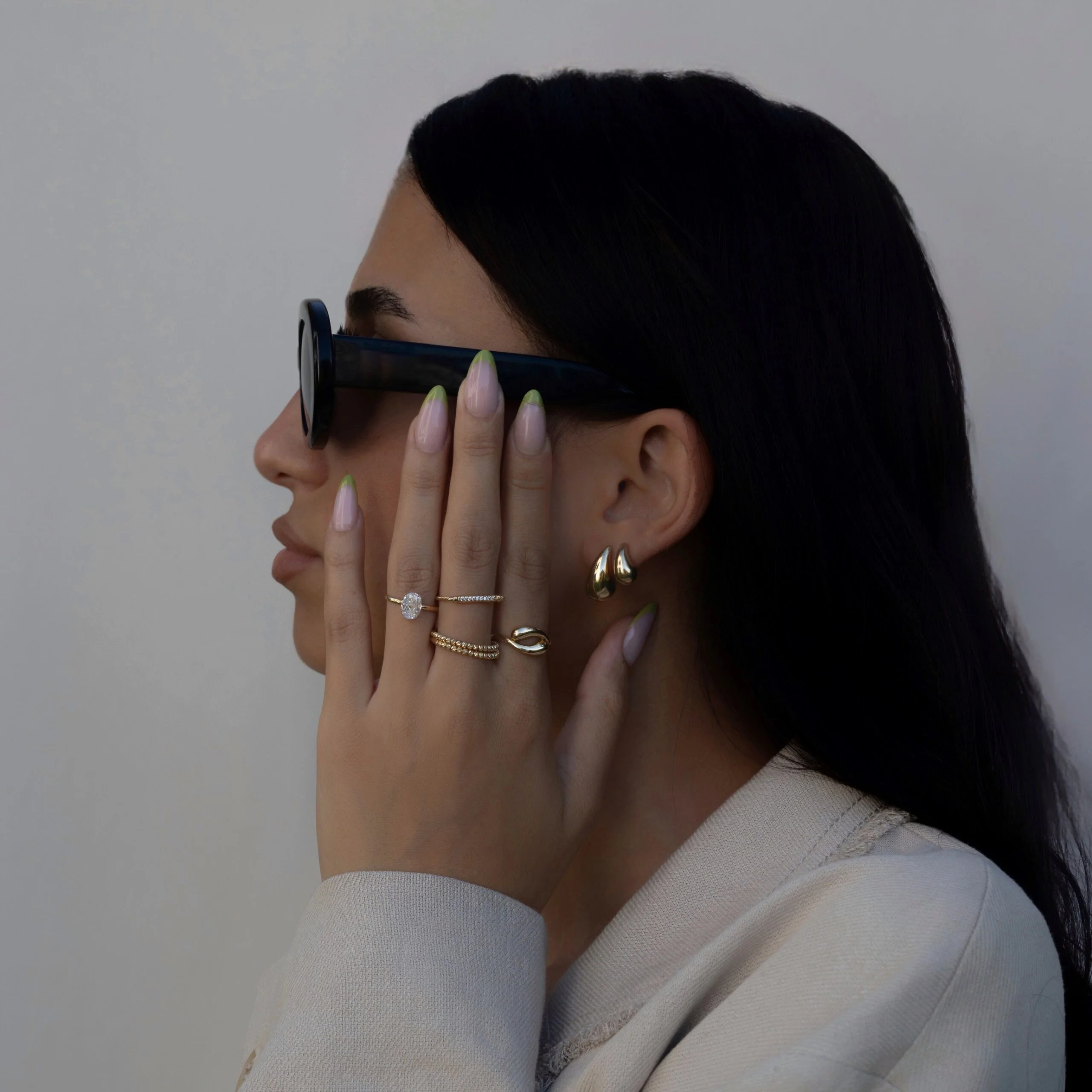Drop Ring aus 585er Gold mit geschwungener Tropfenform – stilvolle Eleganz für zeitlose Looks.