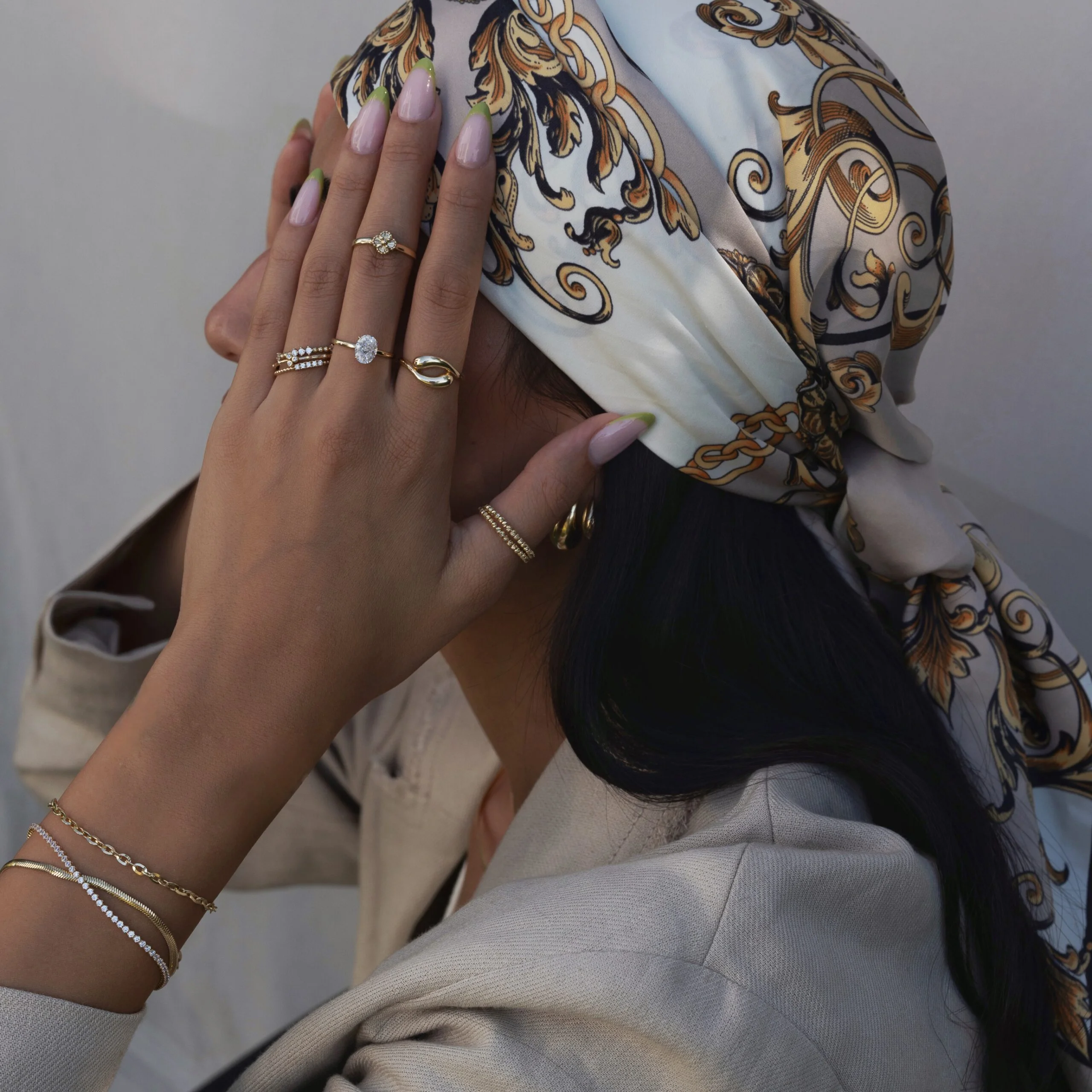 Drop Ring aus 585er Gold mit geschwungener Tropfenform – stilvolle Eleganz für zeitlose Looks.