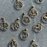 Zodiac Sternzeichen-Anhänger aus 585er Gold mit detailreicher Gravur – edler Goldschmuck mit astrologischer Bedeutung.