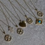 Zodiac Sternzeichen-Anhänger aus 585er Gold mit detailreicher Gravur – edler Goldschmuck mit astrologischer Bedeutung.