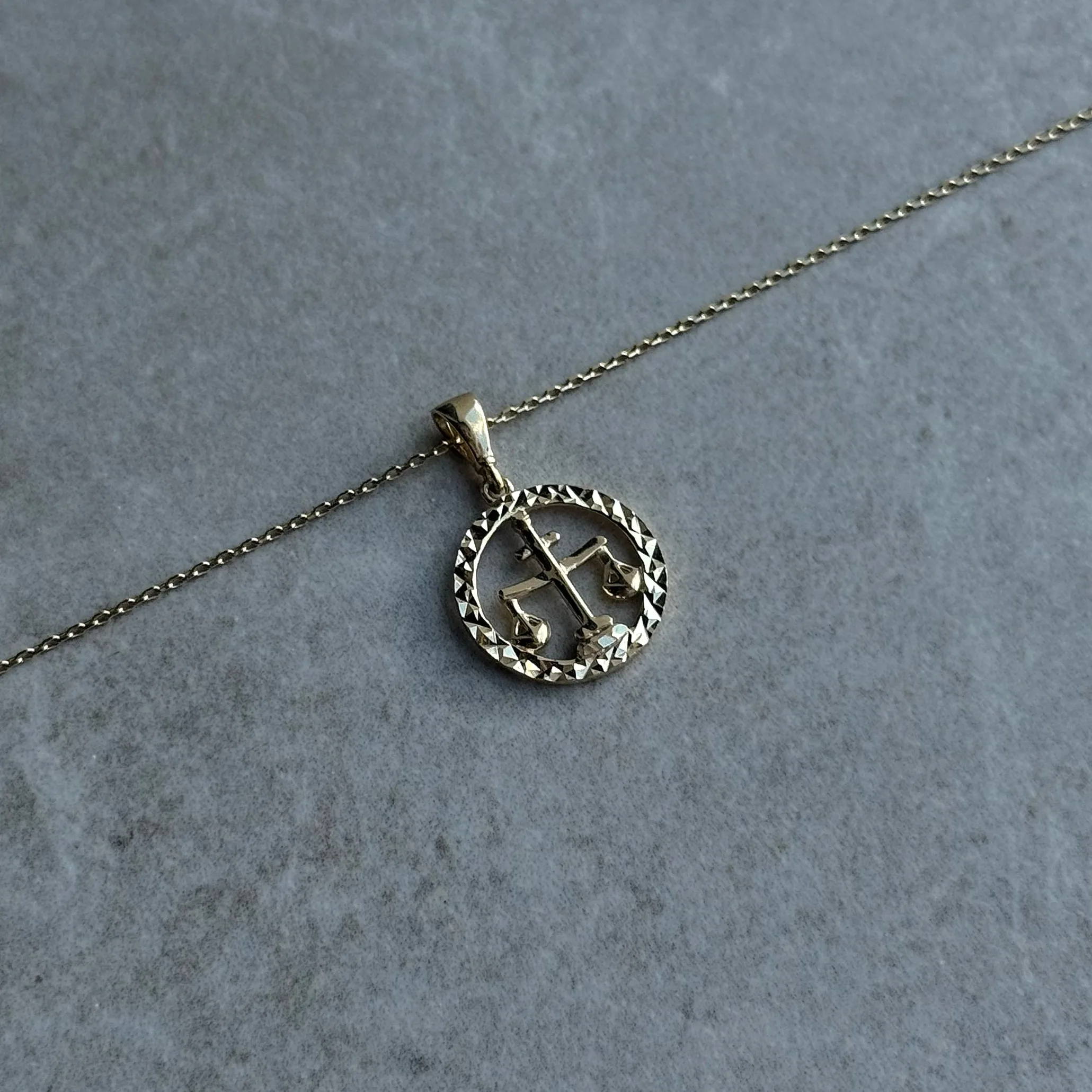 Zodiac Sternzeichen-Anhänger Waage aus 585er Gold mit filigranem Sternbild & Zirkonia – ein edles Symbol für Ästhetik & Gerechtigkeit.