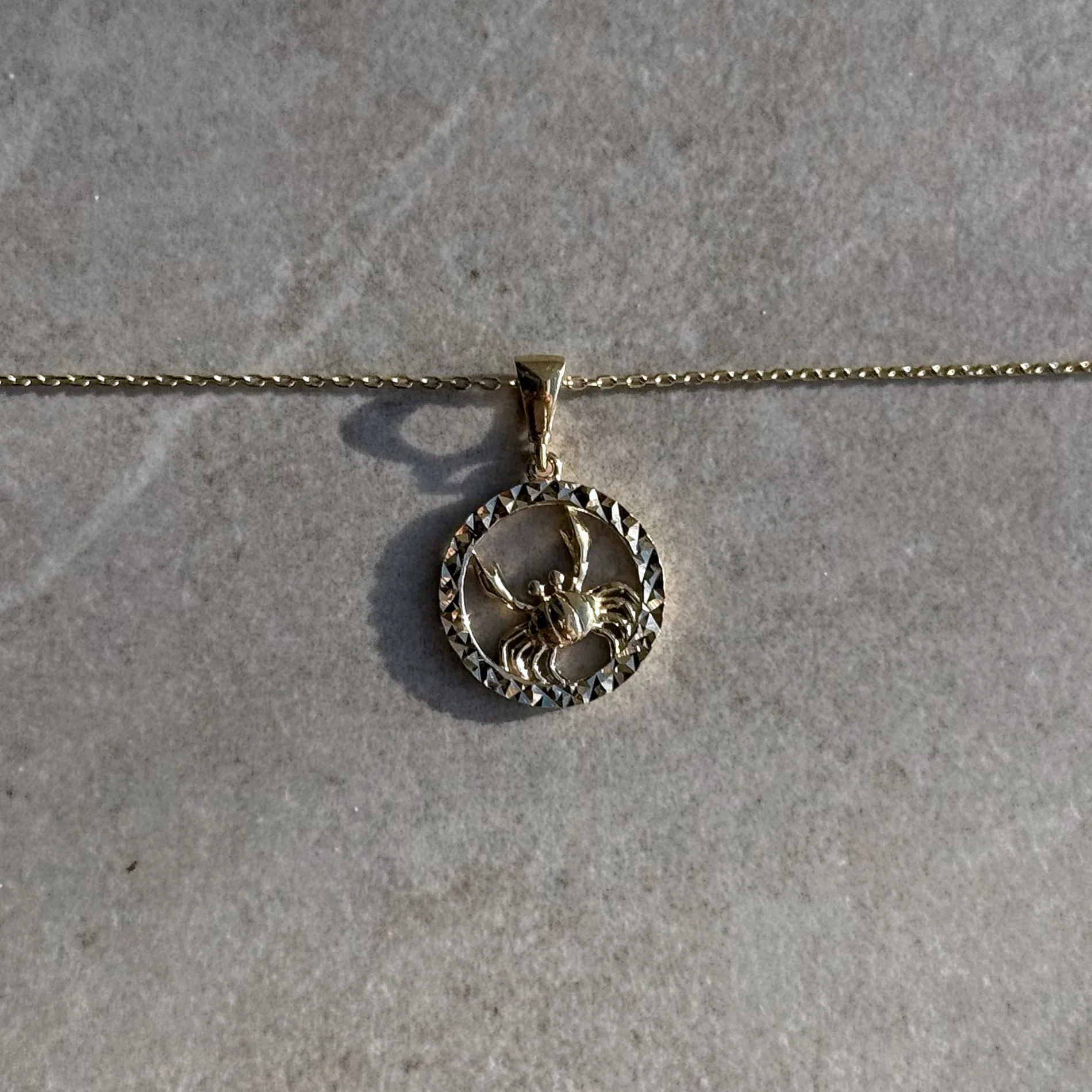 FullSizeRender 26 Zodiac Sternzeichen-Anhänger Krebs aus 585er Gold mit filigranem Sternbild & Zirkonia – ein stilvolles Symbol für Emotion & Schutz.