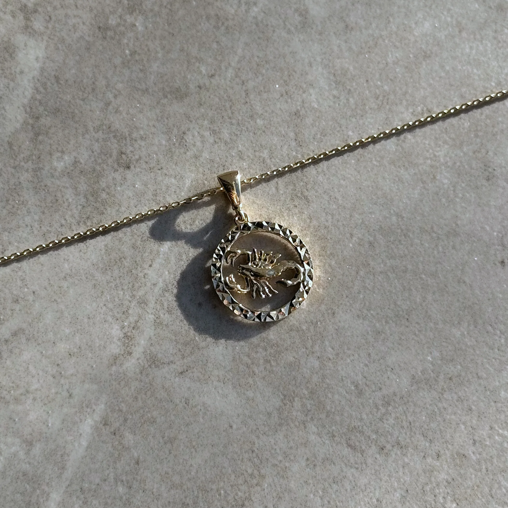 Zodiac Sternzeichen-Anhänger Skorpion aus 585er Gold mit filigranem Sternbild & Zirkonia – ein edles Symbol für Tiefe & Entschlossenheit.