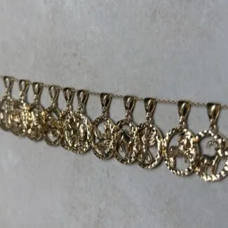 Zodiac Sternzeichen-Anhänger aus 585er Gold mit detailreicher Gravur – edler Goldschmuck mit astrologischer Bedeutung.