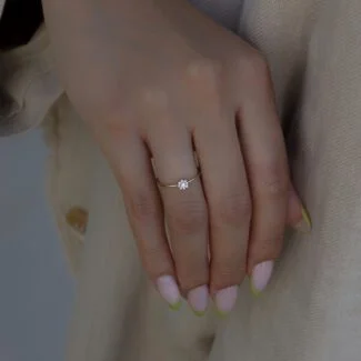 Blossom Grace Ring aus 585er Gold mit filigranem Blüten-Design & funkelndem Zirkonia – ein Schmuckstück voller Eleganz.