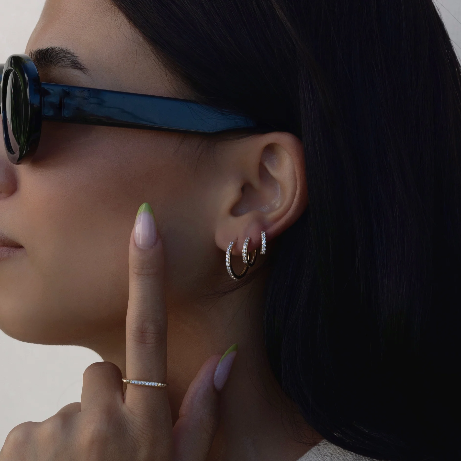 Zirkonia Creolen – 585er Gold mit hochwertigen Zirkonia für zeitlose Eleganz Zirkonia Creolen aus 585er Gold – elegante Creolen mit funkelnden Zirkonia-Steinen für einen luxuriösen Look.