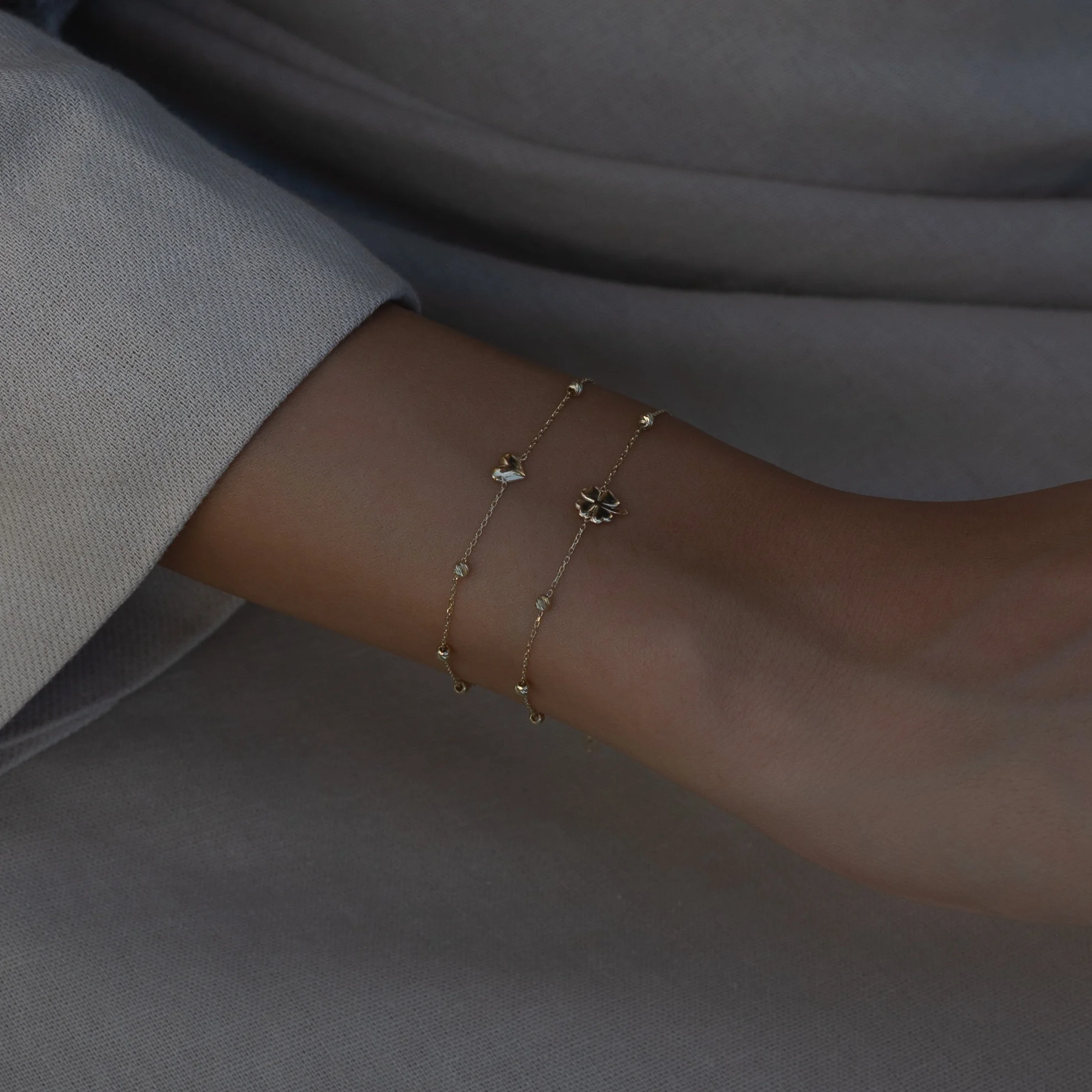 Herz-Orbs Armband – 585er Gold mit zarten Herz-Orbs & strahlendem Zirkonia Herz-Orbs Armband aus 585er Gold mit funkelnden Zirkonia-Herzen – stilvoller Schmuck für Liebe & Eleganz.