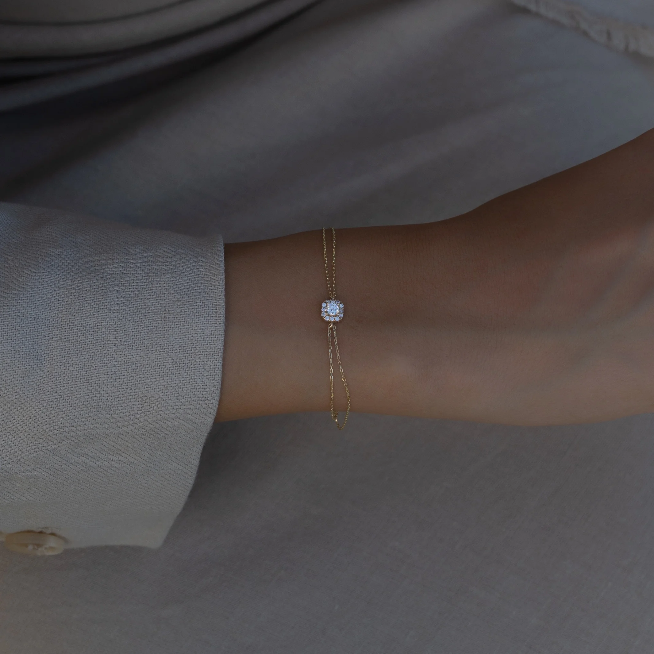 Halo Princess Armband aus 585er Gold mit funkelndem Prinzessinnen-Zirkonia & Halo-Fassung – königliche Eleganz für besondere Momente.