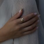 Drop Ring aus 585er Gold mit geschwungener Tropfenform – stilvolle Eleganz für zeitlose Looks.