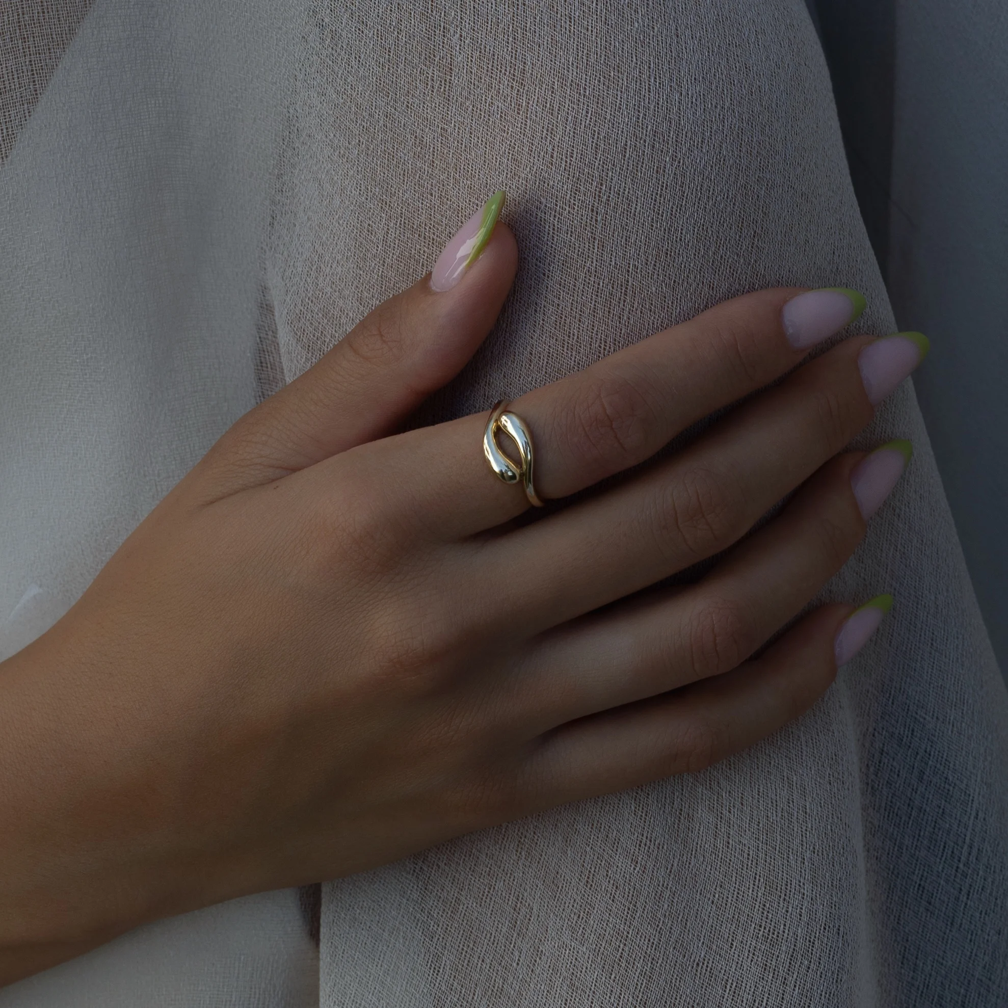 Drop Ring aus 585er Gold mit geschwungener Tropfenform – stilvolle Eleganz für zeitlose Looks.