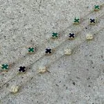 Clover Charm Armband aus 585er Gold mit filigranem Kleeblatt & funkelndem Zirkonia – ein stilvolles Symbol für Glück & Eleganz.