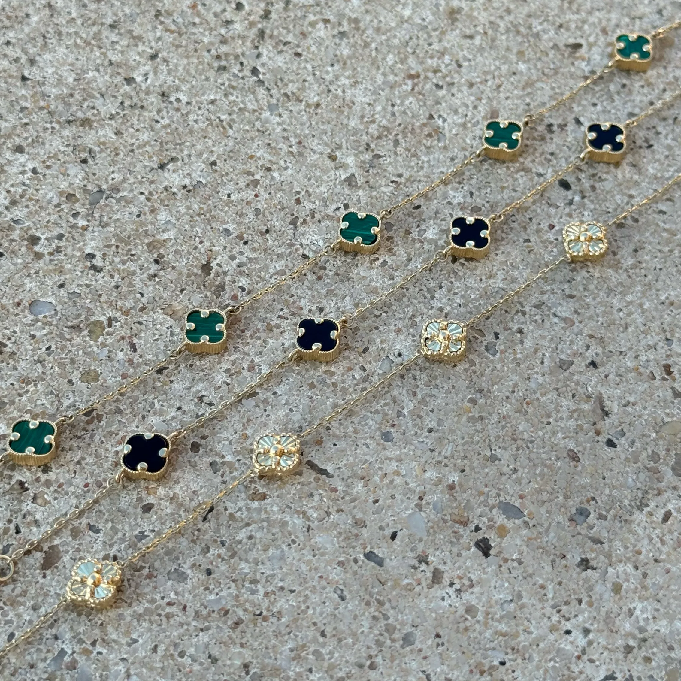 Clover Charm Armband aus 585er Gold mit filigranem Kleeblatt & funkelndem Zirkonia – ein stilvolles Symbol für Glück & Eleganz.
