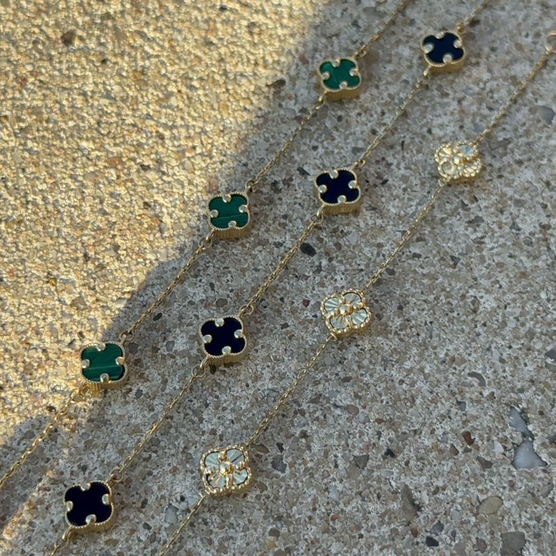 Clover Charm Armband aus 585er Gold mit filigranem Kleeblatt & funkelndem Zirkonia – ein stilvolles Symbol für Glück & Eleganz.