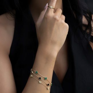 Clover Charm Armband aus 585er Gold mit filigranem Kleeblatt & funkelndem Zirkonia – ein stilvolles Symbol für Glück & Eleganz.