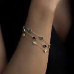 Clover Charm Armband aus 585er Gold mit filigranem Kleeblatt & funkelndem Zirkonia – ein stilvolles Symbol für Glück & Eleganz.