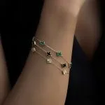 Clover Charm Armband aus 585er Gold mit filigranem Kleeblatt & funkelndem Zirkonia – ein stilvolles Symbol für Glück & Eleganz.