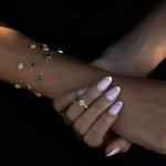 Clover Charm Armband aus 585er Gold mit filigranem Kleeblatt & funkelndem Zirkonia – ein stilvolles Symbol für Glück & Eleganz.