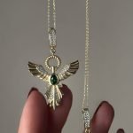 Smaragd Phönix Anhänger aus 585er Gold mit Clip-Verschluss – majestätisches Design mit Smaragd-Zirkonia & funkelnden Akzenten.