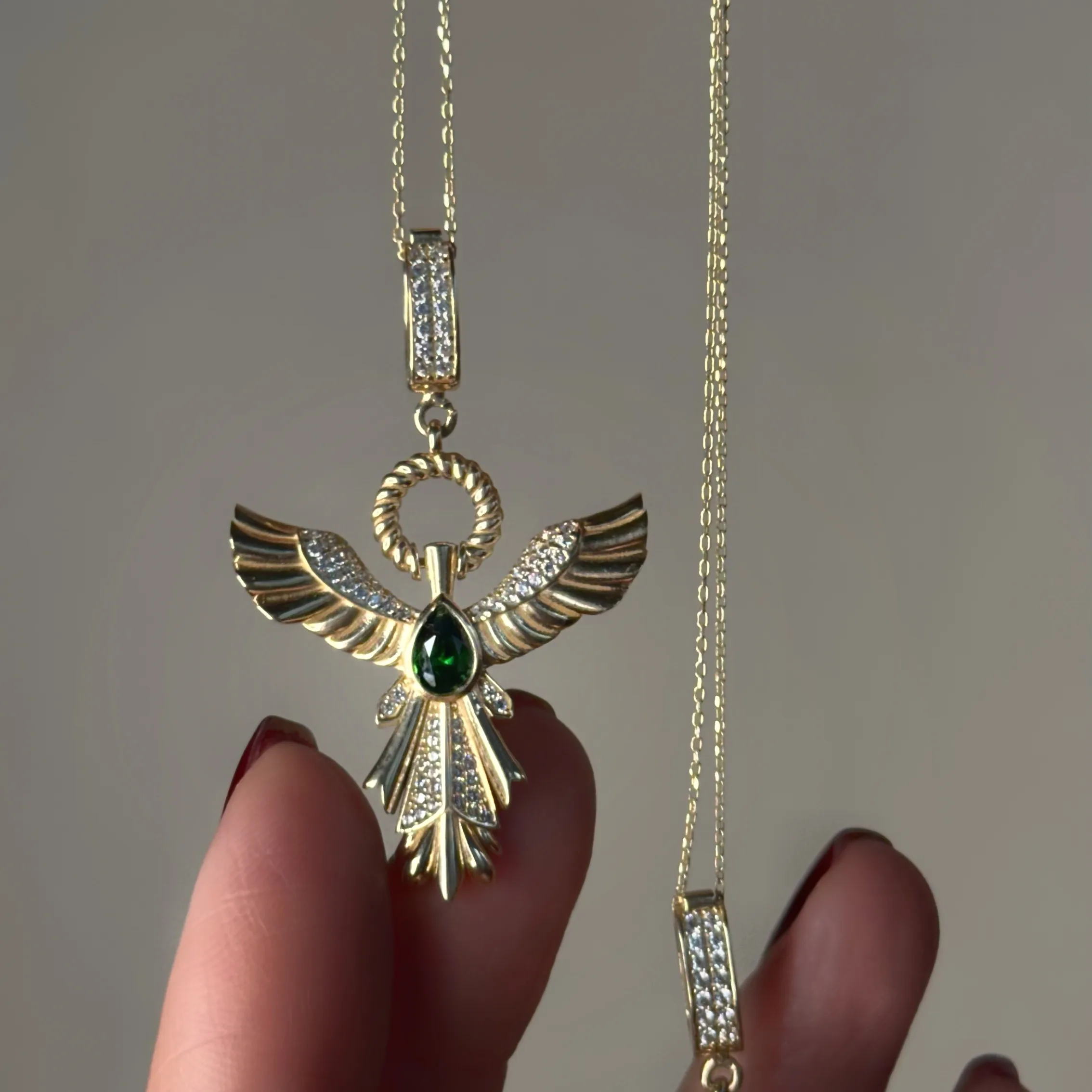 Smaragd Phönix Anhänger aus 585er Gold mit Clip-Verschluss – majestätisches Design mit Smaragd-Zirkonia & funkelnden Akzenten.