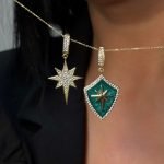 Grüner emaillierter Schild-Anhänger aus 585er Gold mit Clip-Verschluss – stilvoller Anhänger mit glänzender Emaille für zeitlose Eleganz.