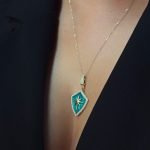 Grüner emaillierter Schild-Anhänger aus 585er Gold mit Clip-Verschluss – stilvoller Anhänger mit glänzender Emaille für zeitlose Eleganz.