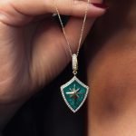 Grüner emaillierter Schild-Anhänger aus 585er Gold mit Clip-Verschluss – stilvoller Anhänger mit glänzender Emaille für zeitlose Eleganz.