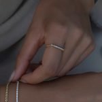 Line Twist Ring aus 585er Gold mit filigranem, gedrehtem Design – ein eleganter Ring für zeitlose Schönheit und moderne Raffinesse.