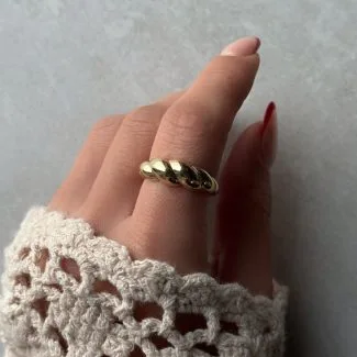 Croissant Rope Bold Ring aus 585er Gold mit elegantem, gedrehtem Design – luxuriöser Statement-Ring für einen modernen Look.