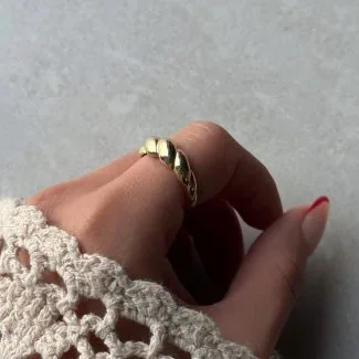 Croissant Rope Bold Ring aus 585er Gold mit elegantem, gedrehtem Design – luxuriöser Statement-Ring für einen modernen Look.
