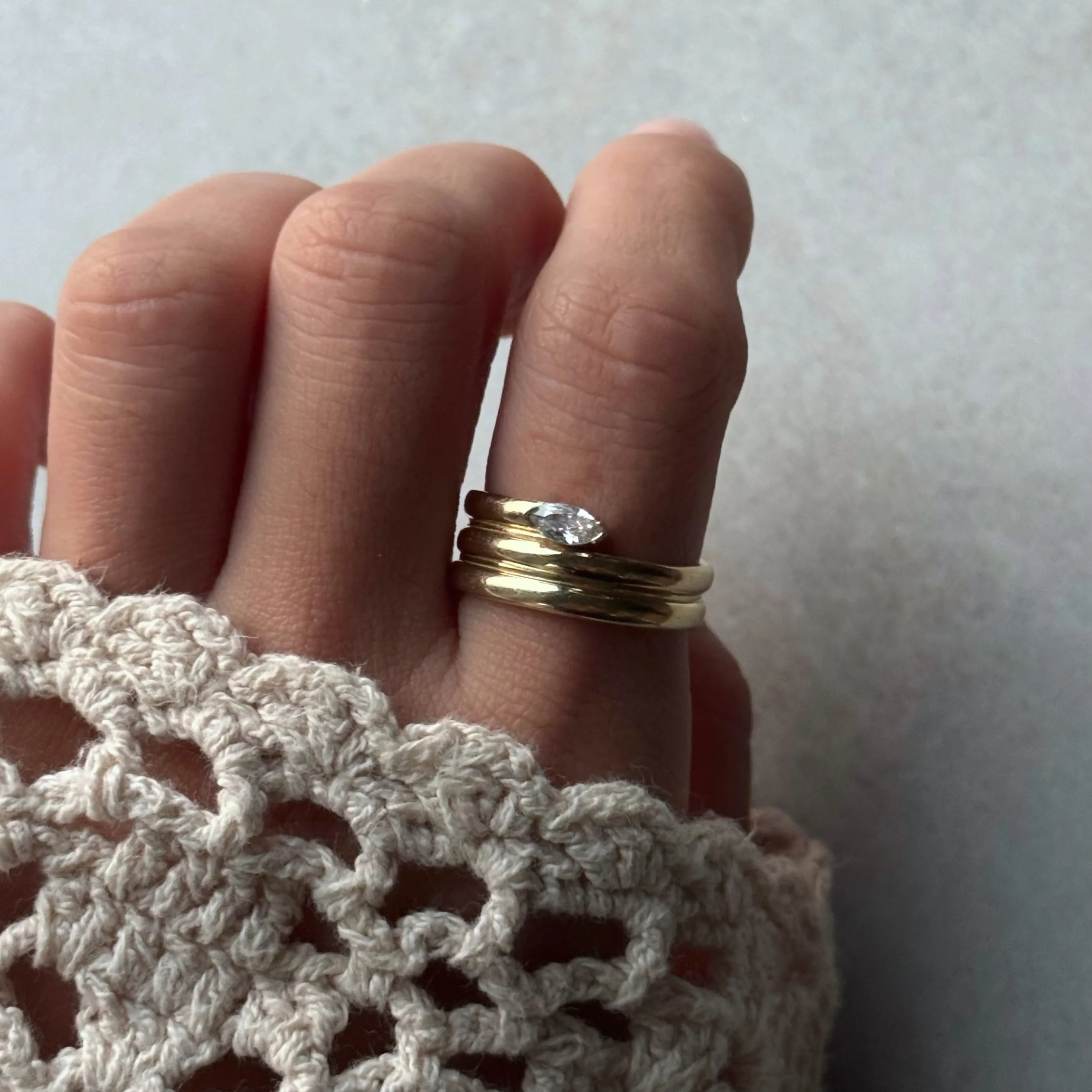 FullSizeRender 48 Marquise Wickelstack Ring aus 585er Gold mit elegantem Wickeldesign & funkelndem Zirkonia – ein stilvolles Schmuckstück mit moderner Raffinesse.