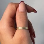 Pure Leaf Ring aus 585er Gold mit feinem Blatt-Design – eleganter Naturschmuck mit zeitloser Ästhetik.