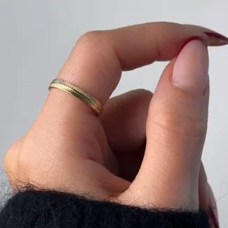 Pure Leaf Ring aus 585er Gold mit feinem Blatt-Design – eleganter Naturschmuck mit zeitloser Ästhetik.