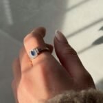 Majestic Vintage Ring aus 585er Gold mit tiefblauem Saphir-Zirkonia – edler Schmuck mit nostalgischem Charme und luxuriösem Vintage-Design.