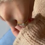 Bone Dia Ring aus Gold mit filigranem Diamant-Detail – stilvoller und eleganter Schmuck für besondere Momente.