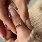 Bone Dia Ring aus Gold mit filigranem Diamant-Detail – stilvoller und eleganter Schmuck für besondere Momente.