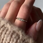 Signet Ring Minimalistischer Baguette Siegelring aus Gold mit rechteckigem Zirkonia-Stein – moderner Pinky Ring für zeitlose Eleganz.