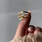 Minimalistischer Baguette Siegelring aus Gold mit rechteckigem Zirkonia-Stein – moderner Pinky Ring für zeitlose Eleganz.