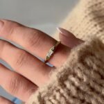 Minimalistischer Baguette Siegelring aus Gold mit rechteckigem Zirkonia-Stein – moderner Pinky Ring für zeitlose Eleganz.