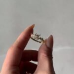 Filigraner Olivenblatt Zweig Ring aus Gold mit funkelnden Zirkonia-Steinen – inspiriert von der Natur für zeitlose Eleganz.