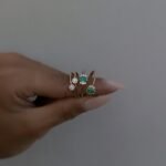 Eleganter Smaragd Halo Ring aus 585er Gold mit smaragdgrünem Zirkonia und strahlendem Halo aus Zirkonia-Steinen – zeitloser, luxuriöser Schmuck.